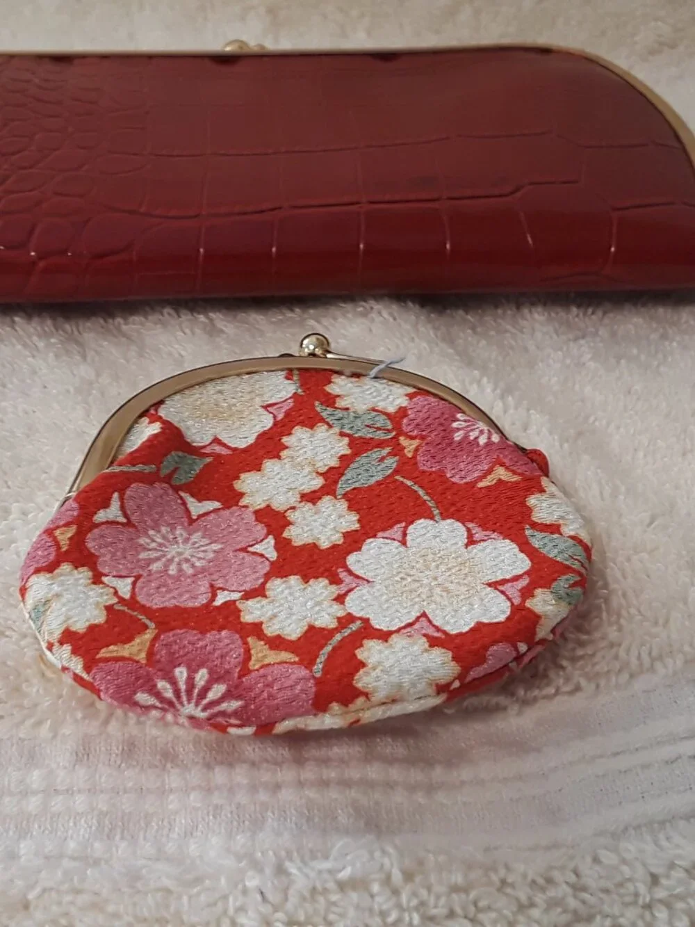2Pc set: Red Glossy Faux Croc Wallet Kiss-Lock + Red/Pink Coordinated Coin Purse